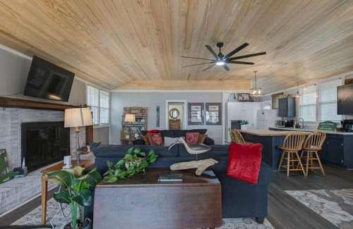 Ridgeway House | Quick Retreat- Lakefront lot, for family getaway, water activities or fishing!