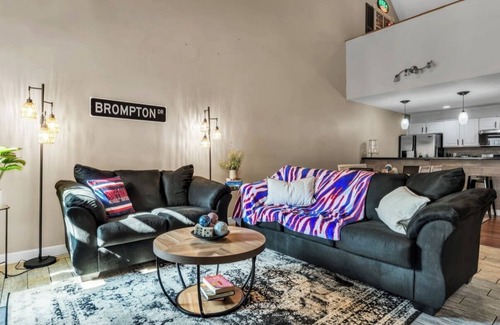Blasdell House | Quick Stroll to Highmark:BarShed,Jacuzzi,Bills Loft,Parking-GAME-DAY DREAM in OP