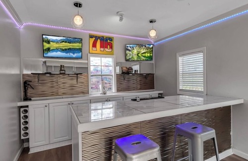 Blasdell House | Quick Stroll to Highmark:BarShed,Jacuzzi,Bills Loft,Parking-GAME-DAY DREAM in OP