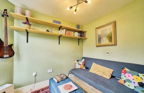 Ferndale House | Quiet 2-bed, 2-bath, Brixton/Clapham House in Zone 2 with speedy internet