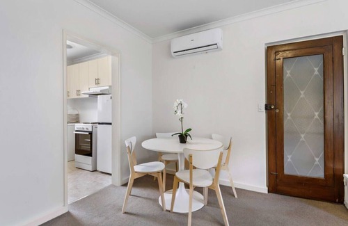 Richmond North Apartment | Quiet 2-Bed Oasis for VIC Gardens & Yarra Trail