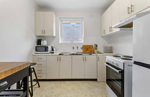 Richmond North Apartment | Quiet 2-Bed Oasis for VIC Gardens & Yarra Trail