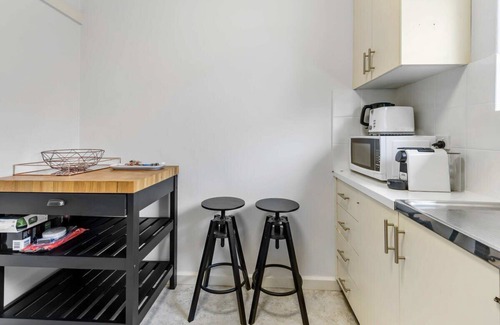 Richmond North Apartment | Quiet 2-Bed Oasis for VIC Gardens & Yarra Trail
