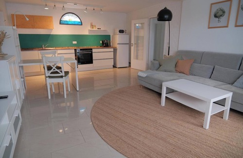 Rheinhausen Apartment | Quiet apartment for commuters & nature lovers - parking lot