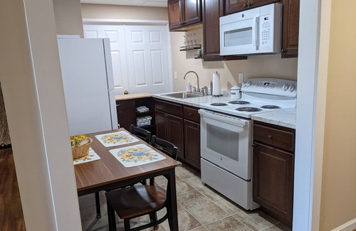 Lexington Apartment | Quiet Basement Apt near Lexington and Buena Vista
