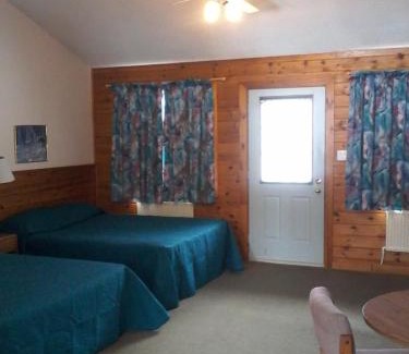 Magnetawan Hotel | Quiet Bay Inn & Café