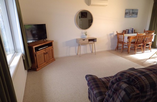 Don House | Quiet country area 5 mins from Devonport - central location