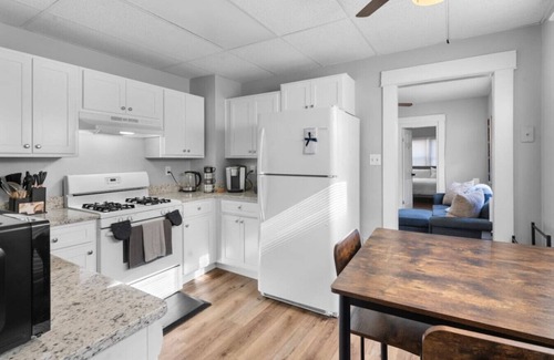 West Rock Apartment | Quiet & Cozy Room by SCSU