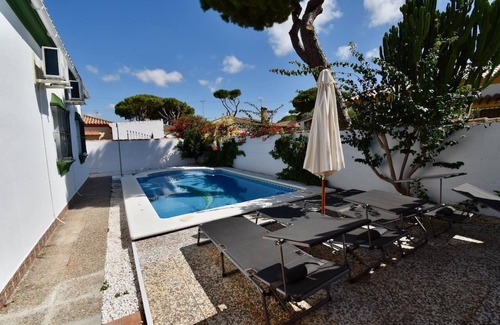 Chiclana de la Frontera Villa | Quiet Villa Joanna with nice outside area and barbecue