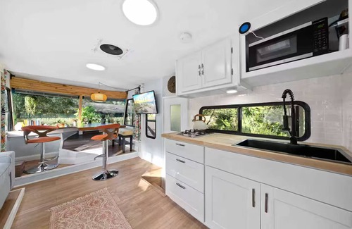 Cocoa House | Quiet Escape in a Tropical Glade