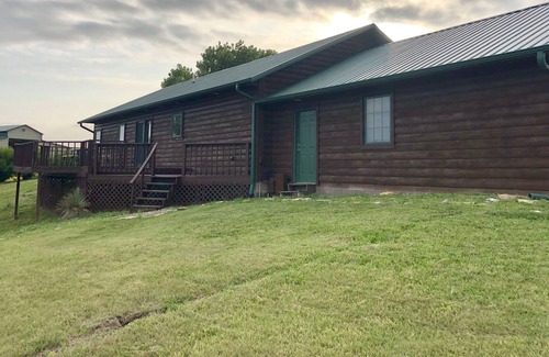 Inavale Cabin | Quiet Hilltop Log Cabin