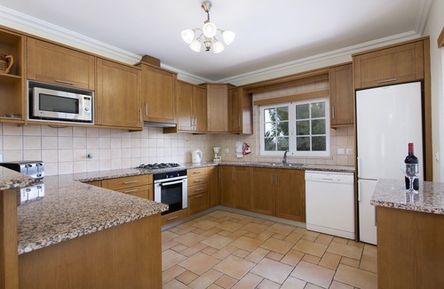 Branqueira Villa | Quiet hilltop location, 4BD, king size bed, BBQ, Private pool, Garden