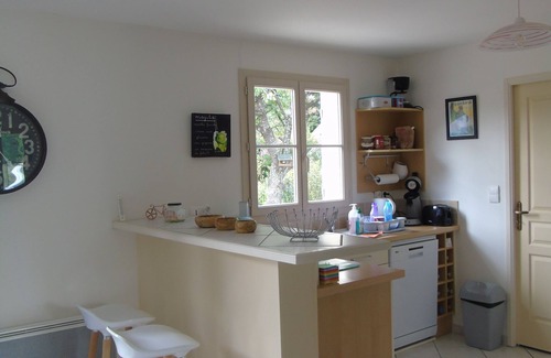 Rogny-les-Sept-Ecluses House | Quiet house, sleeps 4, wooded garden, Briare canal 1km, Guédelon 35 min, bicycles.