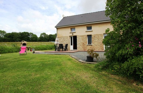 Laulne Cottage | Quiet house with garden and parking near Lessay