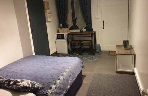 Adamville House | Quiet independent room