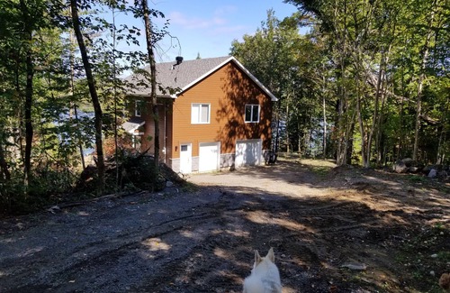 Lantier Cottage | Quiet Lakefront property with Private Bathroom - Hotel type room - no Kitchen