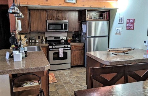 Kingswood Estates House | Quiet & Large house - Hot Tub, Pool table, Fast WiFi, EV charger - close to all