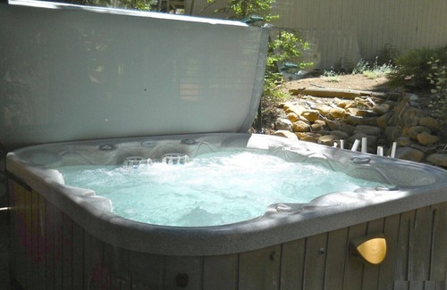Kingswood Estates House | Quiet & Large house - Hot Tub, Pool table, Fast WiFi, EV charger - close to all