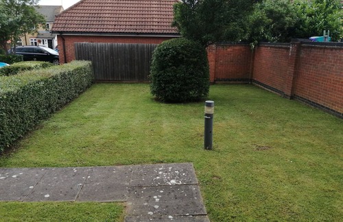 Wickford Apartment | Quiet Location, Private Parking, One Mile to Station.