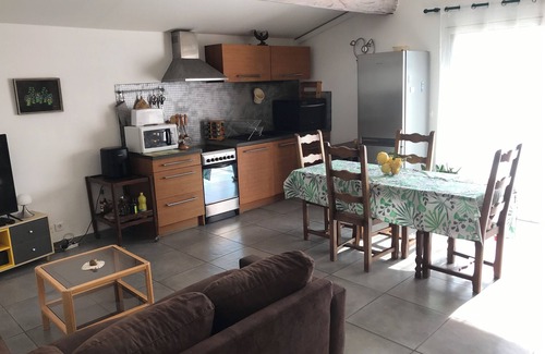 Sarrians House | Quiet Mazet nestled in a private cul-de-sac south-facing terrace air-conditioned living room