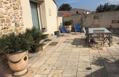 Sarrians House | Quiet Mazet nestled in a private cul-de-sac south-facing terrace air-conditioned living room