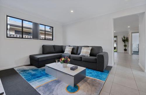 Park Ridge House | Quiet n Stylish 3mins to Mall Modern 4BR House