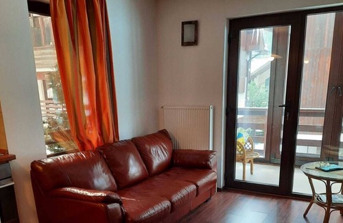Poiana Tapului Apartment | Quiet Nest with Parking and Mountain View