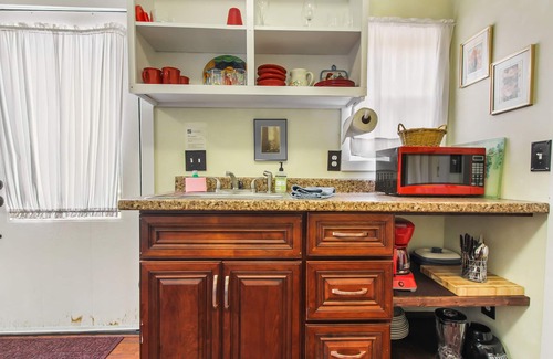 Albion Cottage | Quiet, quaint, quintessential cottage in Solitude with kitchenette & free WiFi