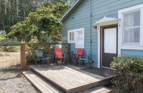 Albion Cottage | Quiet, quaint, quintessential cottage in Solitude with kitchenette & free WiFi
