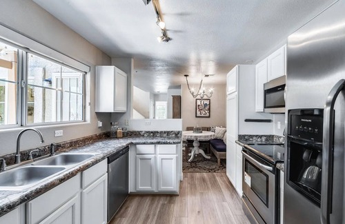 La Jolla Village Condo | Quiet & Relaxing Townhouse