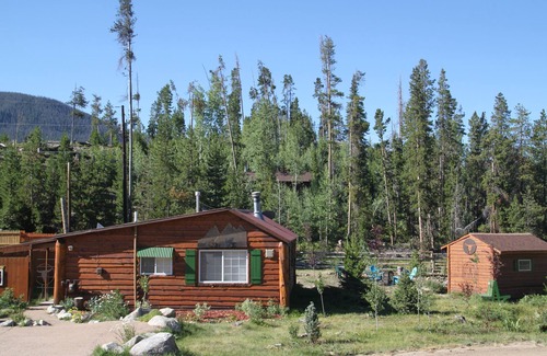 Grand Lake Cabin | Quiet Retreat with private courtyard In Grand Lake Village!