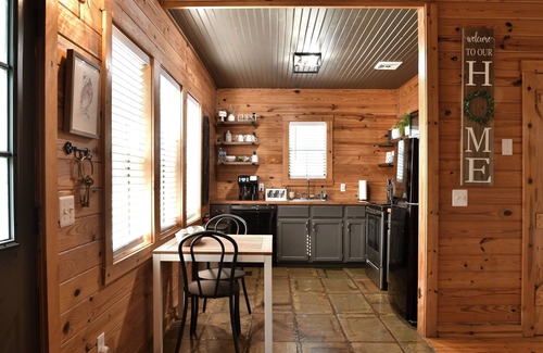Eureka Springs Cabin | Quiet Serenity on 10 acres in Eureka Springs. Hoot Owl Cabin