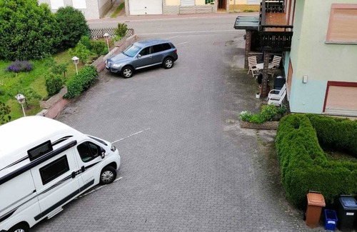 Schonbrunn Apartment | Quiet, spacious maisonette apartment (6pers.) 2bathrooms, 2balconies 30km to Heidelberg