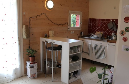 La Varenne Saint-Hilaire Apartment | Quiet studio overlooking wooded garden. Close to RER station and shops.