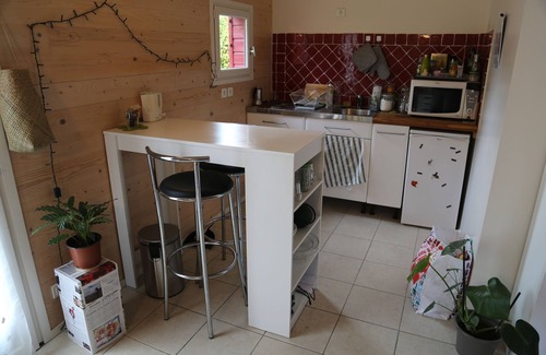 La Varenne Saint-Hilaire Apartment | Quiet studio overlooking wooded garden. Close to RER station and shops.