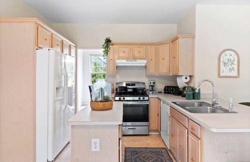 Mitchell House | Quiet Suburban Home with Cozy 70's Art-Deco Flair