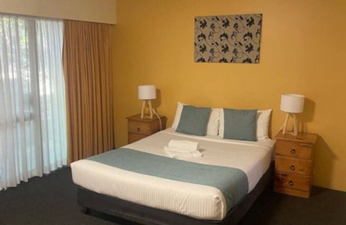 Mount Ommaney Hotel | Quiet unit in leafy hotel
