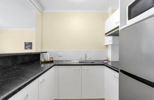 Mount Ommaney Hotel | Quiet unit in leafy hotel