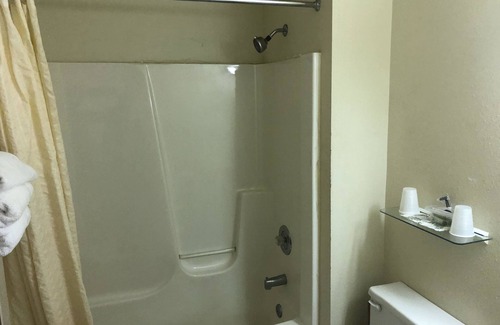 Wauksaukee Hotel | Quik Stop and Motel