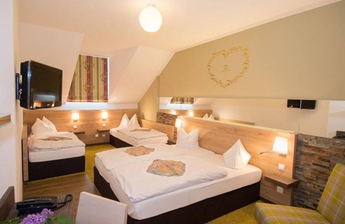 Muehlau Hotel | Quintuple room with shower, WC - Hotel Dollinger