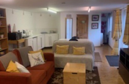 Havering House | Quirky 1 bedroom Annex/bungalow