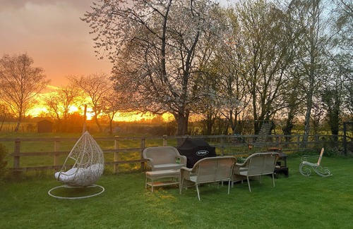 Buscot House | QUNITESSENITALLY ENGLISH MANOR SLEEPS 20 , HOT TUB, BBQ, WILD SWIMMING , BOATING