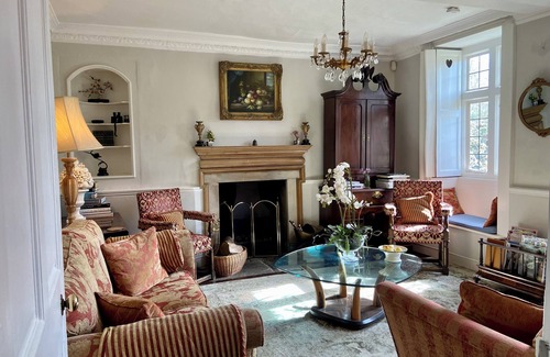 Buscot House | QUNITESSENITALLY ENGLISH MANOR SLEEPS 20 , HOT TUB, BBQ, WILD SWIMMING , BOATING