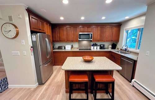 Bretton Woods House | R8 Luxury Ski-In/Ski-out next to ski trail. Renovated, Views, and Dogs welcome!
