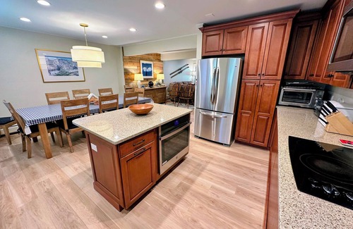 Bretton Woods House | R8 Luxury Ski-In/Ski-out next to ski trail. Renovated, Views, and Dogs welcome!