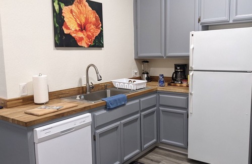 Placerville Cottage | Rafting, kayaking, fishing river retreat. Private river access/outdoor patio