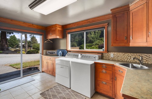 Enumclaw House | Rainier Ranch & Poolside Escape