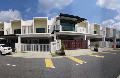 Bandar Sri Sendayan House | raja residence homestay sendayan seremban n9 2storey 4BR free wifi 65in smart tv