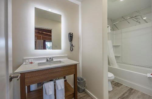 Gananoque Hotel | Ramada by Wyndham 1000 Islands Gananoque