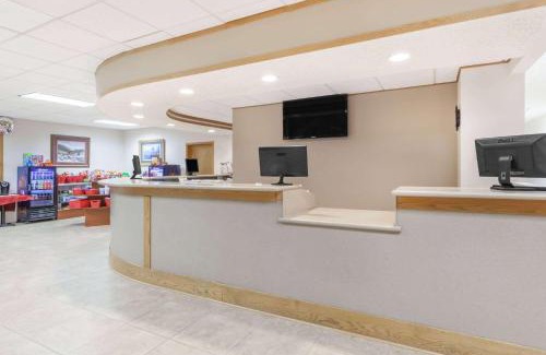 Grayling Hotel | Ramada by Wyndham Grayling Hotel & Conference Center